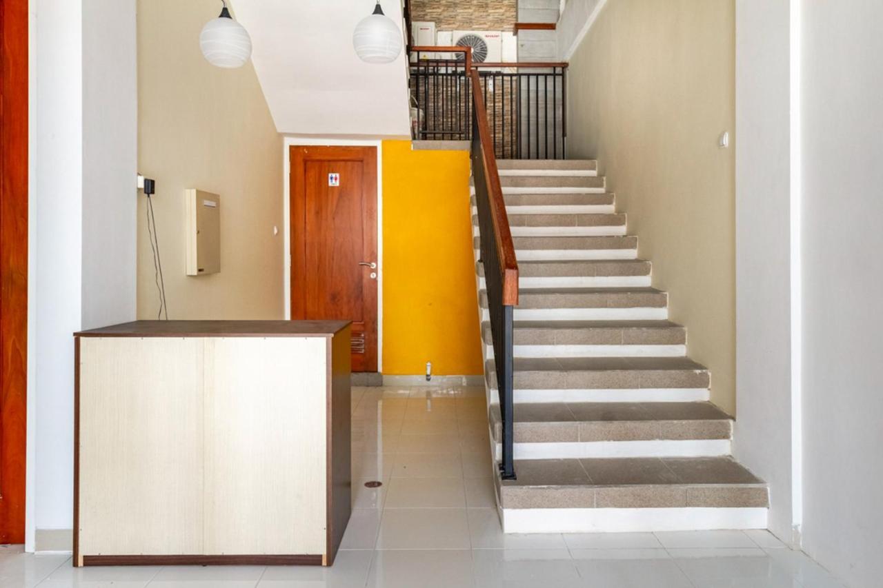 Hotel Reddoorz Syariah @ Kebraon Surabaya Exterior foto