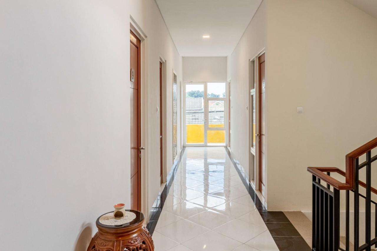 Hotel Reddoorz Syariah @ Kebraon Surabaya Exterior foto