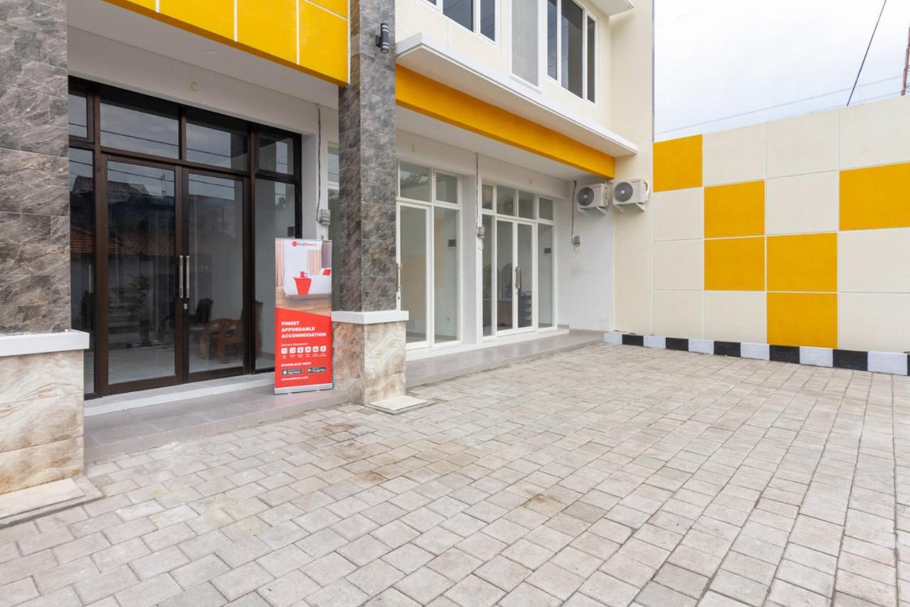 Hotel Reddoorz Syariah @ Kebraon Surabaya Exterior foto