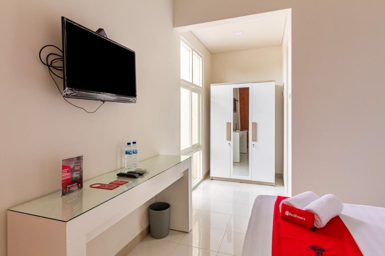 Hotel Reddoorz Syariah @ Kebraon Surabaya Exterior foto