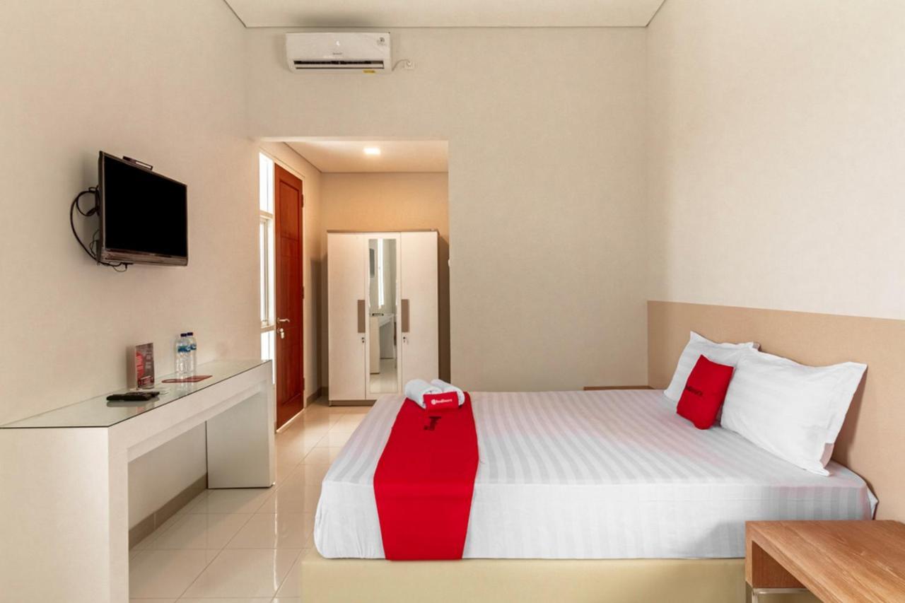 Hotel Reddoorz Syariah @ Kebraon Surabaya Exterior foto